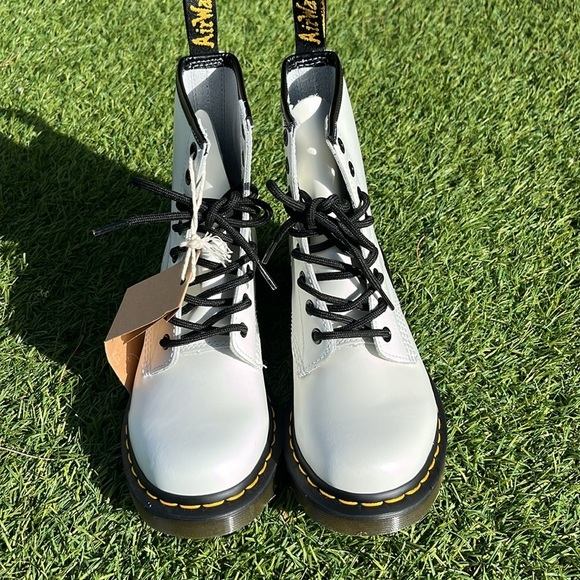 NWT DR MARTENS Smooth Leather Lace Up Boots! - Picture 9 of 13